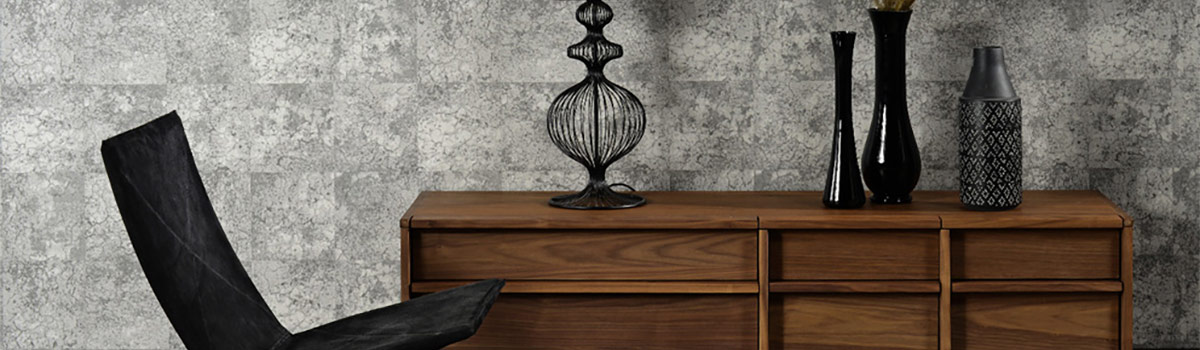 Wohnzimmer mit Tapete und Sideboard