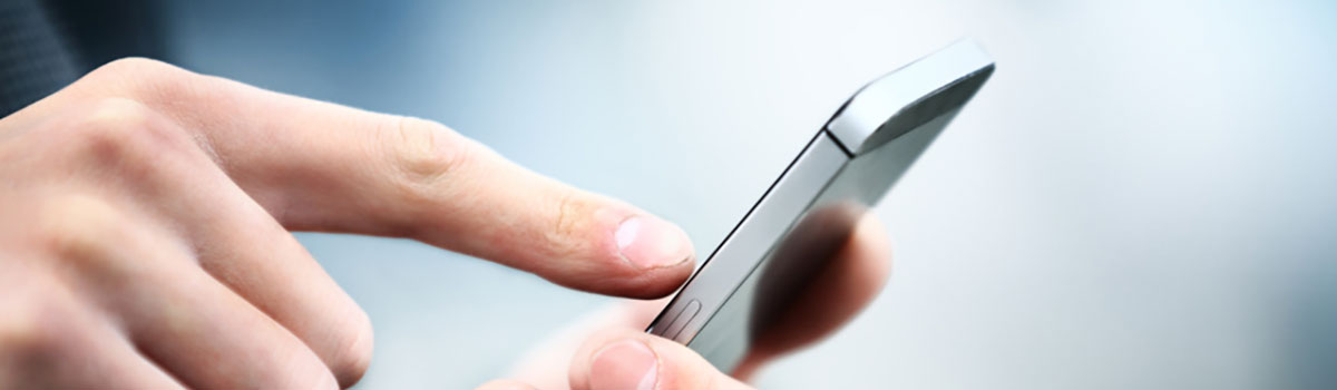 Person tippt auf einem Smartphone