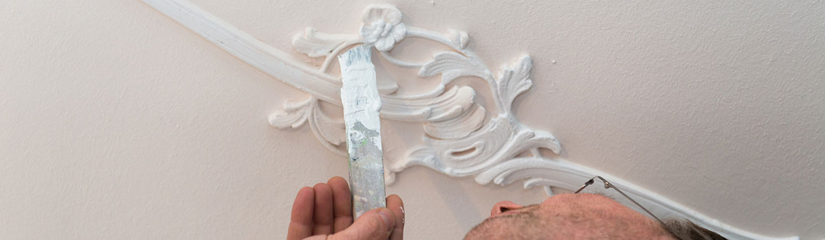 Handwerker bei Stuckarbeiten an der Decke